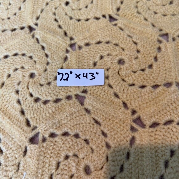 Vintage handmade blanket yellow wool  Hexagonal-Swirl pattern  43” x 72” - Picture 6 of 6
